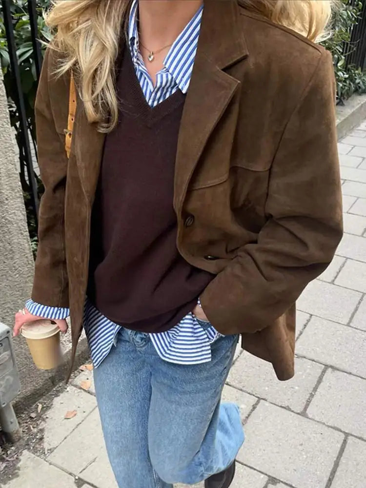 Dames Bruine Suède Look Blazer Met Reverskraag En Knoopsluiting