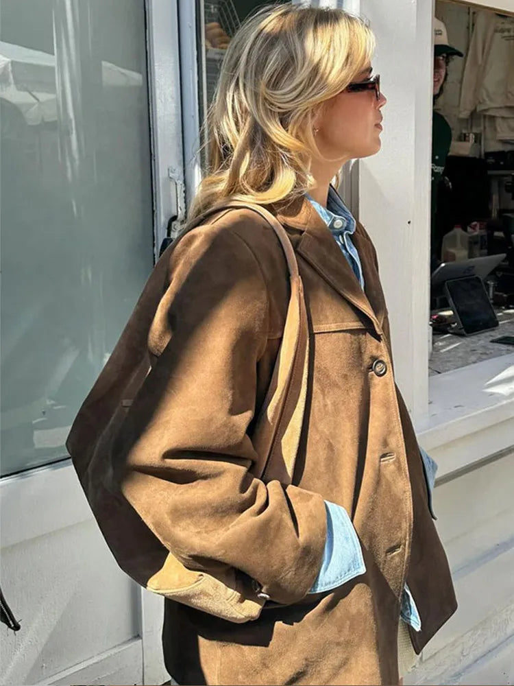 Dames Bruine Suède Look Blazer Met Reverskraag En Knoopsluiting
