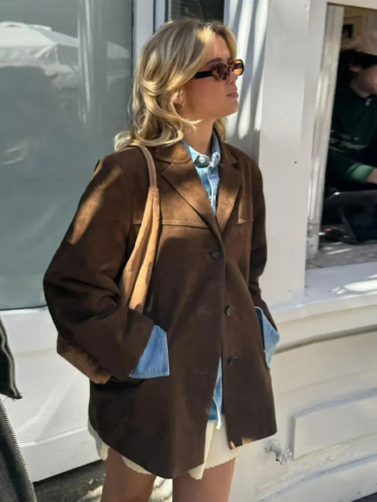 Dames Bruine Suède Look Blazer Met Reverskraag En Knoopsluiting