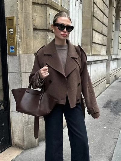 Dames Cropped Wollen Trenchcoat Met Reverskraag En Double-Breasted Sluiting