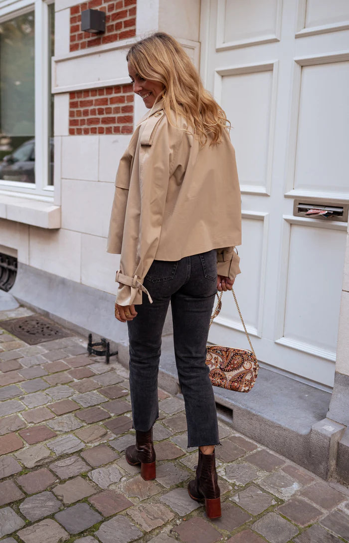 Dames Cropped Trenchcoat Met Dubbele Rij Knopen En Moderne Pasvorm