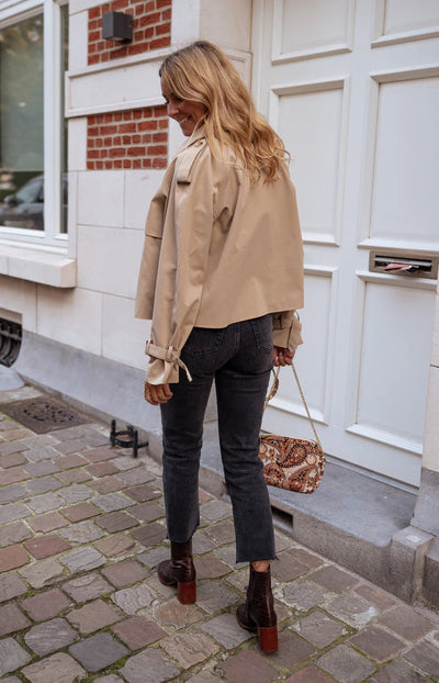 Dames Cropped Trenchcoat Met Dubbele Rij Knopen En Moderne Pasvorm