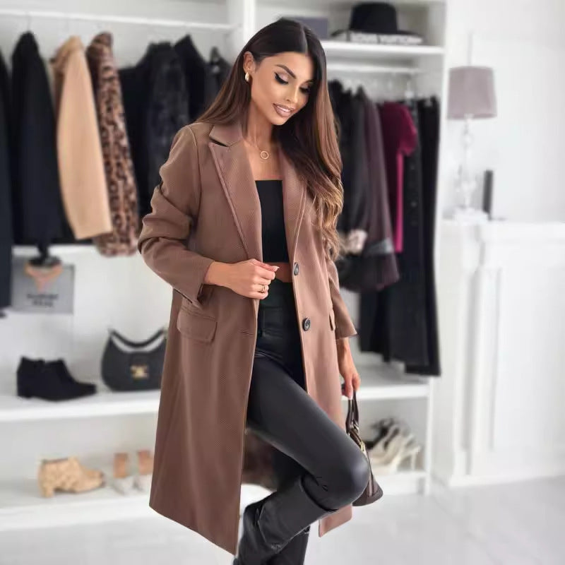 Dames Lange Beige Winterjas Met Knopen En Lange Mouwen