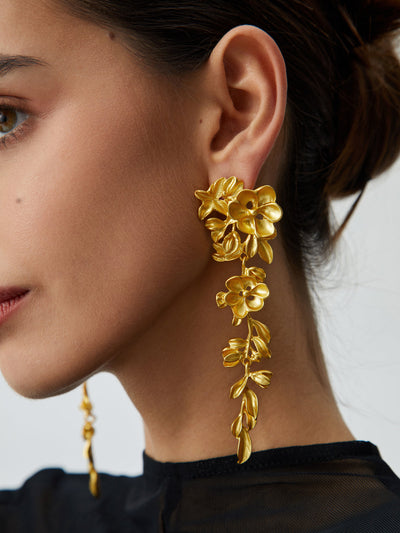 Dames Gouden Oorbellen Met Bloemmotief En Lange Hangers