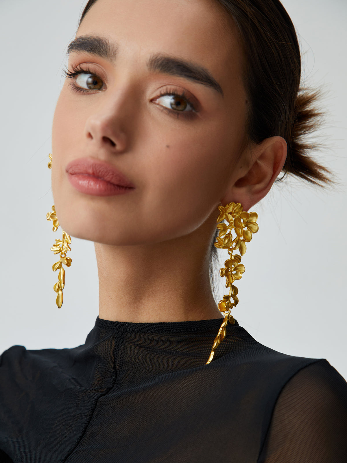 Dames Gouden Oorbellen Met Bloemmotief En Lange Hangers