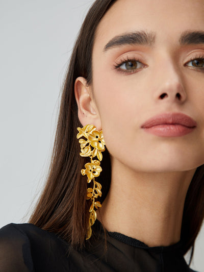 Dames Gouden Oorbellen Met Bloemmotief En Lange Hangers