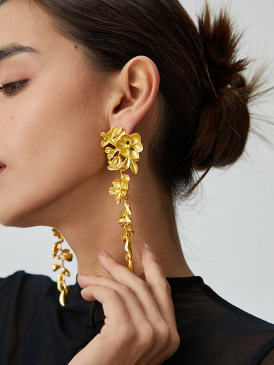 Dames Gouden Oorbellen Met Bloemmotief En Lange Hangers