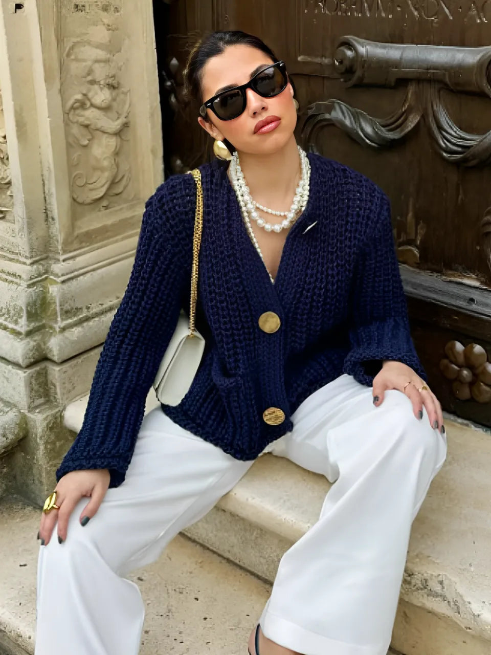 Dames Gebreide Cardigan Met Gouden Knopen En Voorzakken In Lichtgewicht Ontwerp