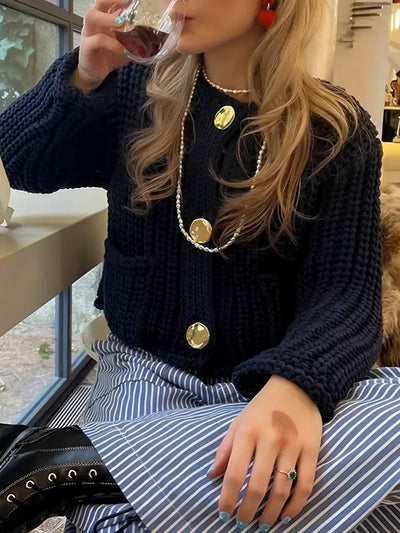 Dames Gebreide Cardigan Met Gouden Knopen En Voorzakken In Lichtgewicht Ontwerp
