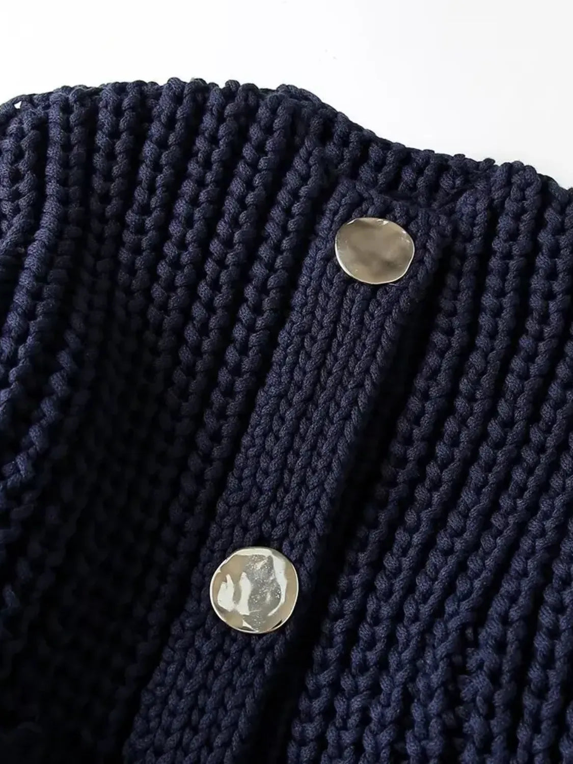 Dames Gebreide Cardigan Met Gouden Knopen En Voorzakken In Lichtgewicht Ontwerp