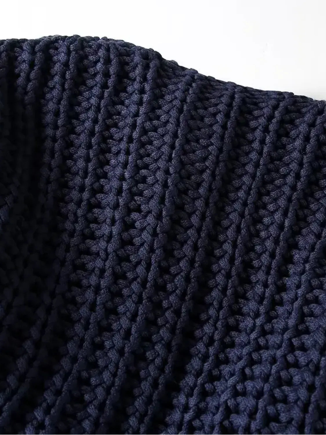 Dames Gebreide Cardigan Met Gouden Knopen En Voorzakken In Lichtgewicht Ontwerp