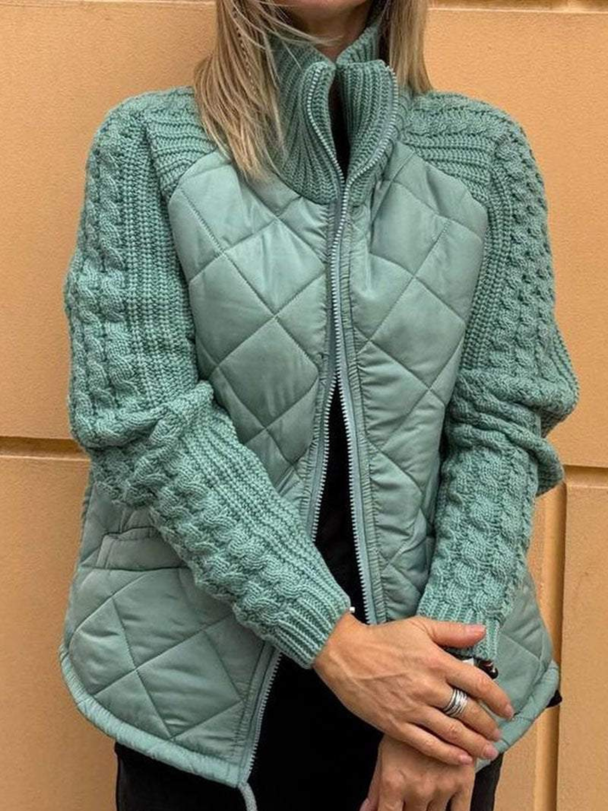Dames Gebreide Winterjas Met Ritssluiting En Quilted Voorkant