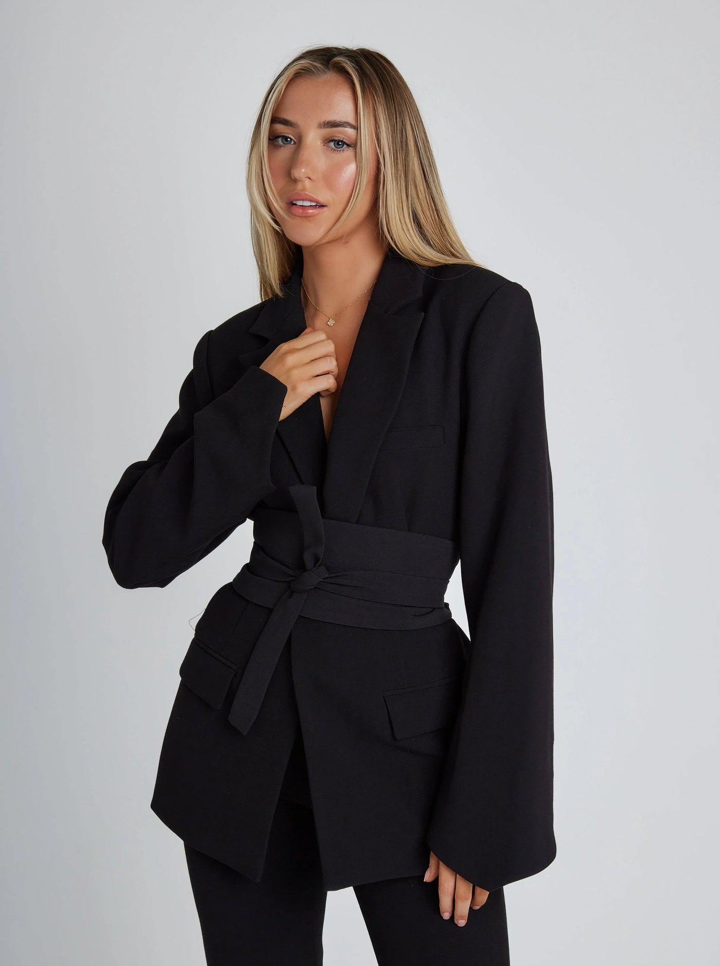 Dames Zwarte Blazer Met Reverskraag En Tailleband