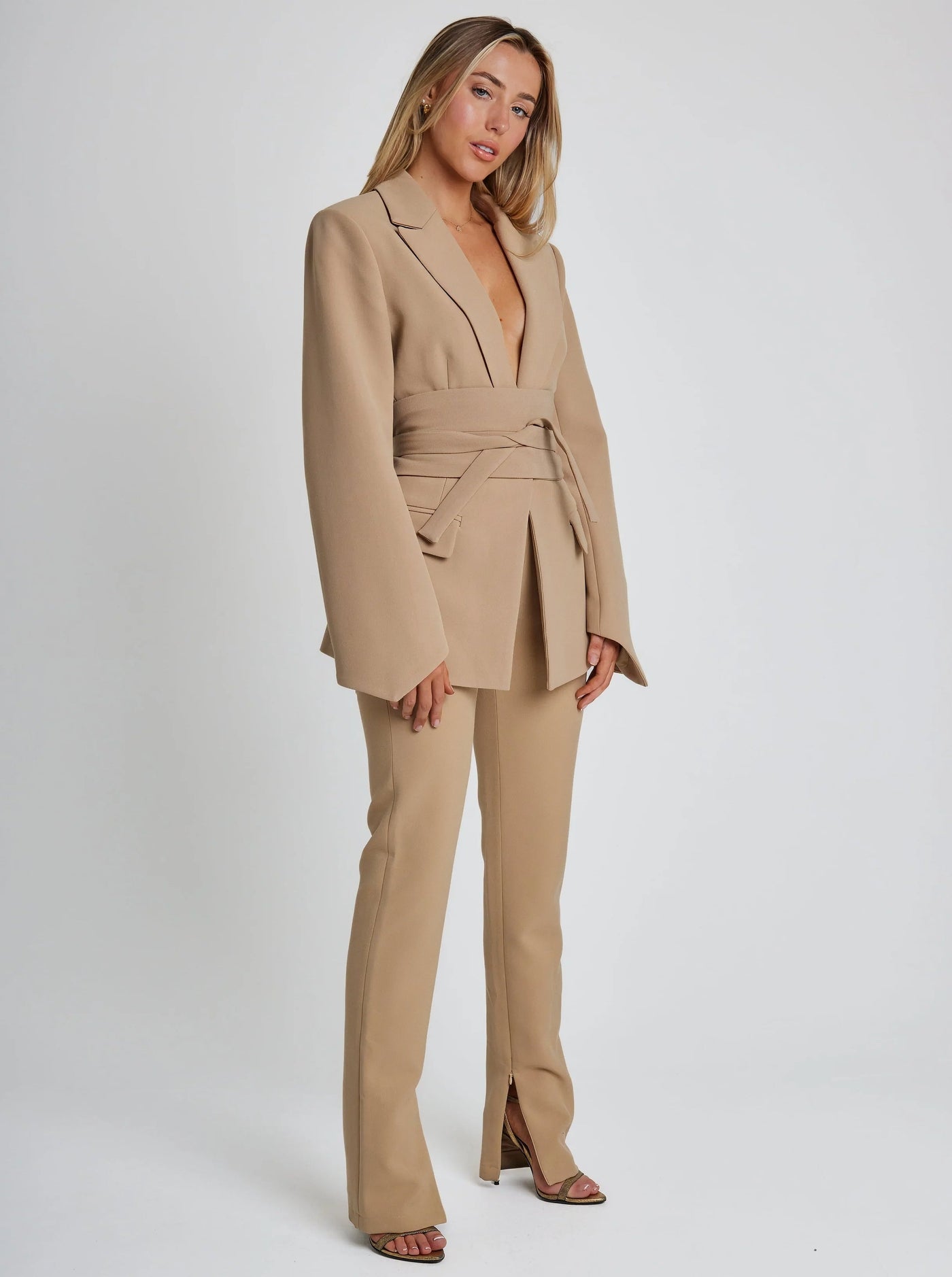 Dames Zwarte Blazer Met Reverskraag En Tailleband
